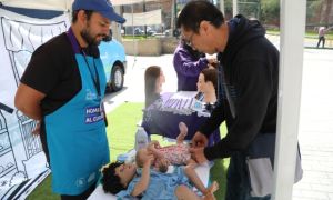 Trường dạy đàn ông thay bỉm, tết tóc