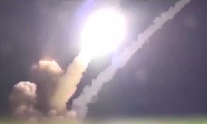 Iran công bố video phóng tên lửa dồn dập vào Israel giữa màn đêm