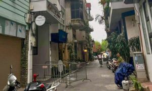 Sập mái kính nhà 7 tầng ở Hà Nội, 2 người chết