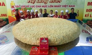 Sau bánh chưng 7 tấn, xuất hiện chả mực