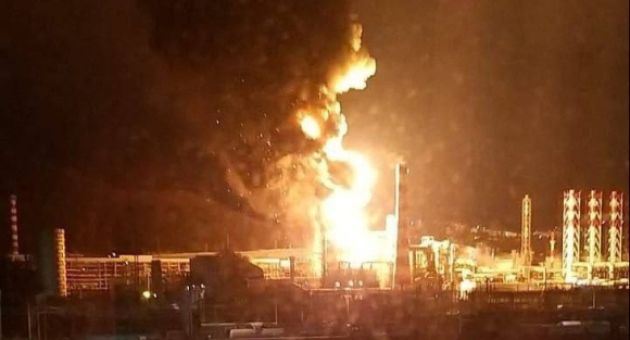 Kiev bắn cháy 2 kho dầu của Rosneft nằm sâu trong đất Nga