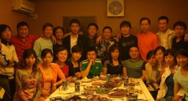 /thumb/thumb.php?src=images/stories/content/2024/04/28/1_kiep-nan-di-hop-lop-cap-3-dip-nghi-le-nhom-dai-gia-vao-nha-hang-goi-mon-dat-tien-den-khi-nhan-hoa-don-lien-lo-ban-chat.jpg&w=630&h=340&zc=1&q=80&a=c