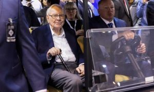 Tỷ phú Warren Buffett ví AI như bom nguyên tử