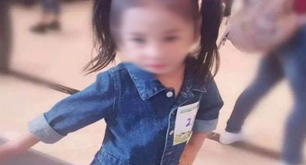Nhạc vừa bật lên, con gái 5 tuổi đứng dậy nhảy ngay bài lắc hông gợi cảm, biết...