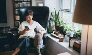 57 tuổi, lương 20 triệu đồng/tháng, con trai muốn tôi nghỉ việc để chăm cháu,...