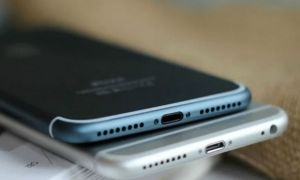 Lỗ tròn nhỏ dưới đáy điện thoại có công dụng gì?