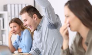 Thở dài, xịt nước hoa như tắm cũng bị xem là quấy rối?