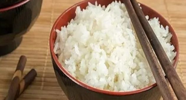 Đang ăn cơm, con gái 4 tuổi đứng dậy lấy thêm bát mời