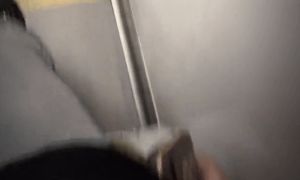 Lao động Việt mang sầu riêng lên metro ở Nhật, người bịt mũi người bỏ đi