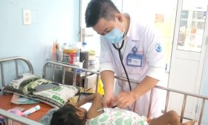 Nhiều trẻ chưa tiêm vaccine bị sởi nặng: Cha mẹ