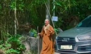 Tại sao sư phụ Thích Chân Quang thường chống gậy?