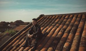 Ca sĩ Đức Tuấn leo lên mái nhà cổ Hội An tạo dáng chụp ảnh, gây bức xúc trong...