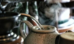 Vì sao nên uống đồ nóng vào mùa hè?