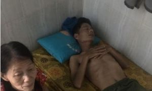 Câu chuyện người công nhân suy kiệt lên mạng xin mì tôm nuôi mẹ