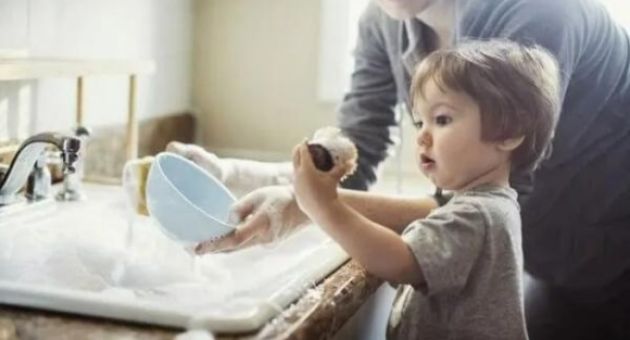 Có nên dạy con làm việc nhà, mấy tuổi là phù hợp?