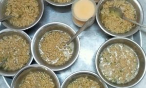 Trẻ mầm non ăn mì