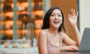 Giới trẻ ngày nay ít chào hỏi: Có phải do kém giao tiếp?