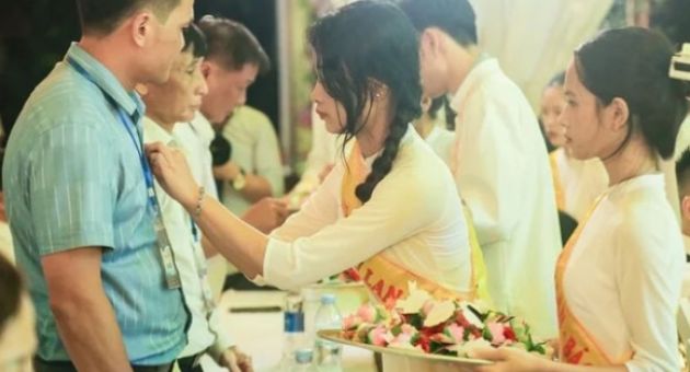 Vì sao cần cài hoa hồng lên áo trong ngày lễ Vu lan?
