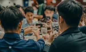 Một buổi họp lớp, nhận ra: Người ngồi một góc nghịch điện thoại đều sống làng...