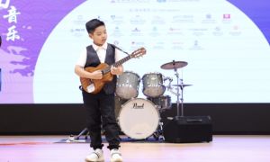 Cậu bé 8 tuổi gốc Việt giành giải nhất Guitar - Ukulele tại Hong Kong