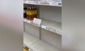 Người Việt tại Nhật ăn mì gói thay cơm, khóc ròng vì siêu thị cạn nước sạch