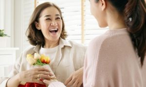 Gặp bạn gái cũ xấu tính của bố, mẹ tôi nói lời này khiến cô ấy