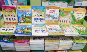 /thumb/thumb.php?src=images/stories/content/2024/09/26/1_an-chia-tren-sach-giao-khoa.jpg&w=300&h=180&zc=1&q=80&a=c