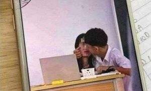 Cô giáo trong clip thân mật với nam sinh lớp 10 ngay trong lớp mong được bao...