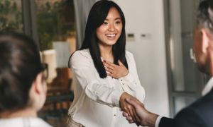 Muốn từ chối cuộc hẹn, người EQ thấp nói “Tôi bận, không đi được”, người EQ...