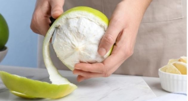 Ăn bưởi đừng vội vứt vỏ, hãy tận dụng để làm sạch bồn rửa và khử mùi hôi cống...
