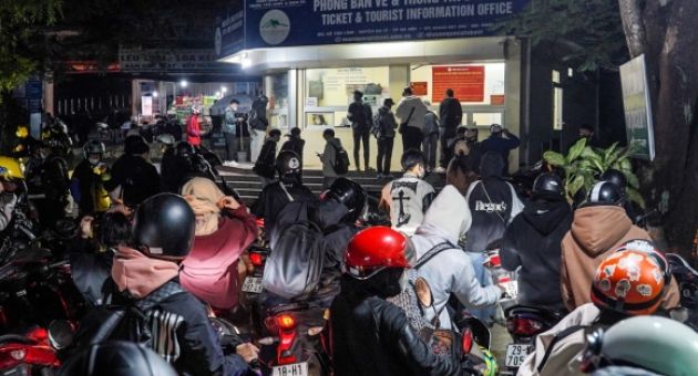 Giới trẻ xếp hàng từ 4 giờ sáng đi săn mây, ngắm hoa dã quỳ