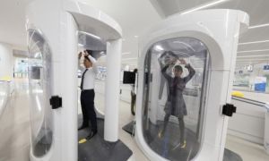 Sân bay Hàn Quốc yêu cầu tháo giày cao gót khi soi chiếu