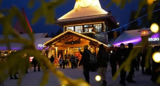 Ngôi làng ông già Noel quá tải vào mùa Giáng sinh