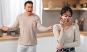 Gửi hết tiền thưởng Tết cho vợ, chồng chết lặng ngày về