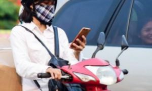 Dừng xe để nghe điện thoại có bị xử phạt?