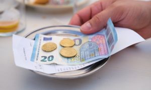 Văn hóa tip tại Đức: Lịch sự, không bắt buộc nhưng nên có