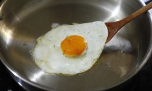 Mẹo chiên rán không bị sát chảo