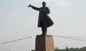 Tượng Lenin cao nhất Trung Á bị tháo dỡ