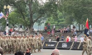 Dân Mỹ lên án màn diễu binh