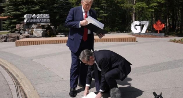 Thủ tướng Anh giải thích việc nhặt giấy tờ ông Trump đánh rơi