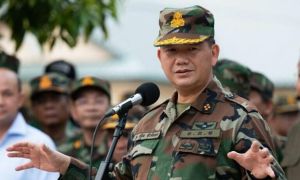 Thủ tướng Campuchia mặc quân phục tới thăm biên giới giáp Thái Lan