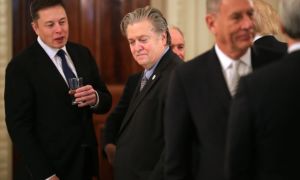Bannon và Musk, hai đồng minh của Trump, khẩu chiến dữ dội quanh đề xuất lập...