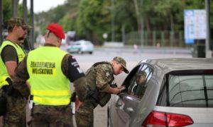 Ba Lan điều 700 quân ngăn người vượt biên từ Đức và Latvia