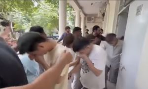 Cảnh sát Pakistan đột kích trung tâm lừa đảo, bắt 149 người, gồm 48 người...