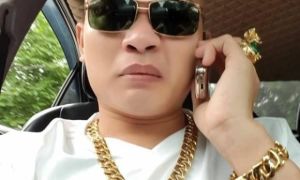 Khoe tiền, văng tục: