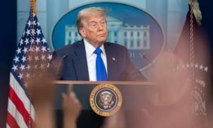 Ông Trump lần đầu sử dụng quyền tổng thống để gửi vũ khí cho Ukraine