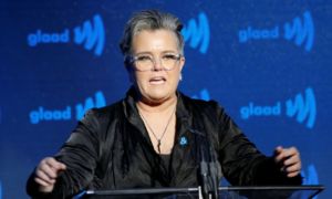 TT Trump dọa tước quốc tịch sao truyền hình chỉ trích ông