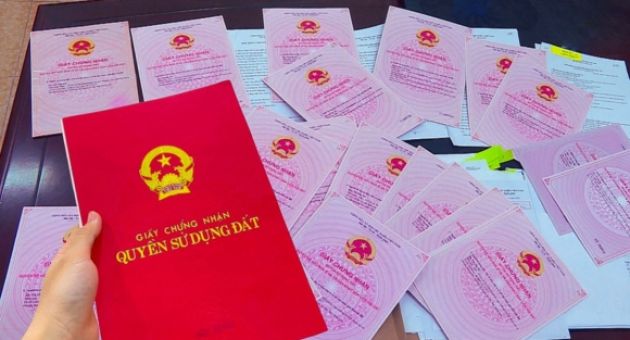 Nhặt được sổ đỏ 'xin bồi dưỡng 10 triệu' mới trả, có thể đối mặt vòng lao lý?