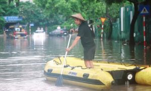Người ngã, cây đổ, thuyền phao xuất hiện giữa phố ngập Hà Nội