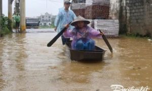 Nước tràn bờ đê, người dân “rốn lũ” ngoại thành Hà Nội tất bật vận chuyển đồ